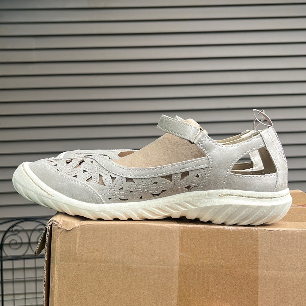 Cute JBU Brandi shoes. Creamy grey. Worn once. 9M